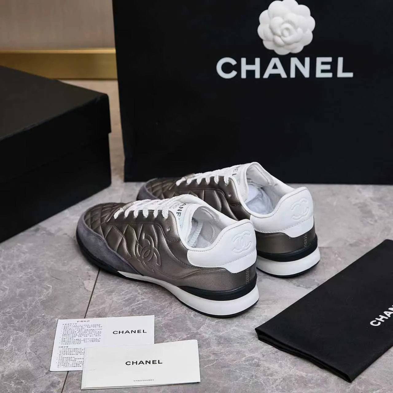 p560 Chanel Chanel - 2025 counter top casual sports shoes This classic design; the upper is electro-embroidered with a variety of craftsmanship; the outsole is fashionable and sporty; the extraordinary inclusion of a variety of color matching elements... The diversified mix and match is very beautiful and versatile, casual, fashionable, sports and outdoor can be taken into account... ꫛꫀꪝ Go➫ Materials: ❶Upper made of: Original imported mixed-breed sheep + craftsmanship ❷Inner uses: Original imported breathable sheepskin ❸ Outsole based on: Original TPU outsole Counter boutique packaging complete set Female 35–41 Male 39-45